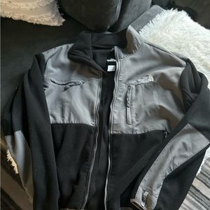 Black and gray North Face fleece